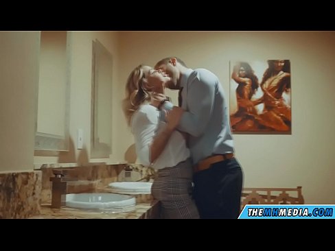 ❤️ Pamene blonde wabusty akunyengererani m'chimbudzi cha anthu onse Kugonana pa ife% ny.full-porner.ru% ️❤